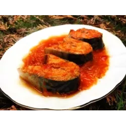 Тушёная скумбрия в томатном соусе с овощами